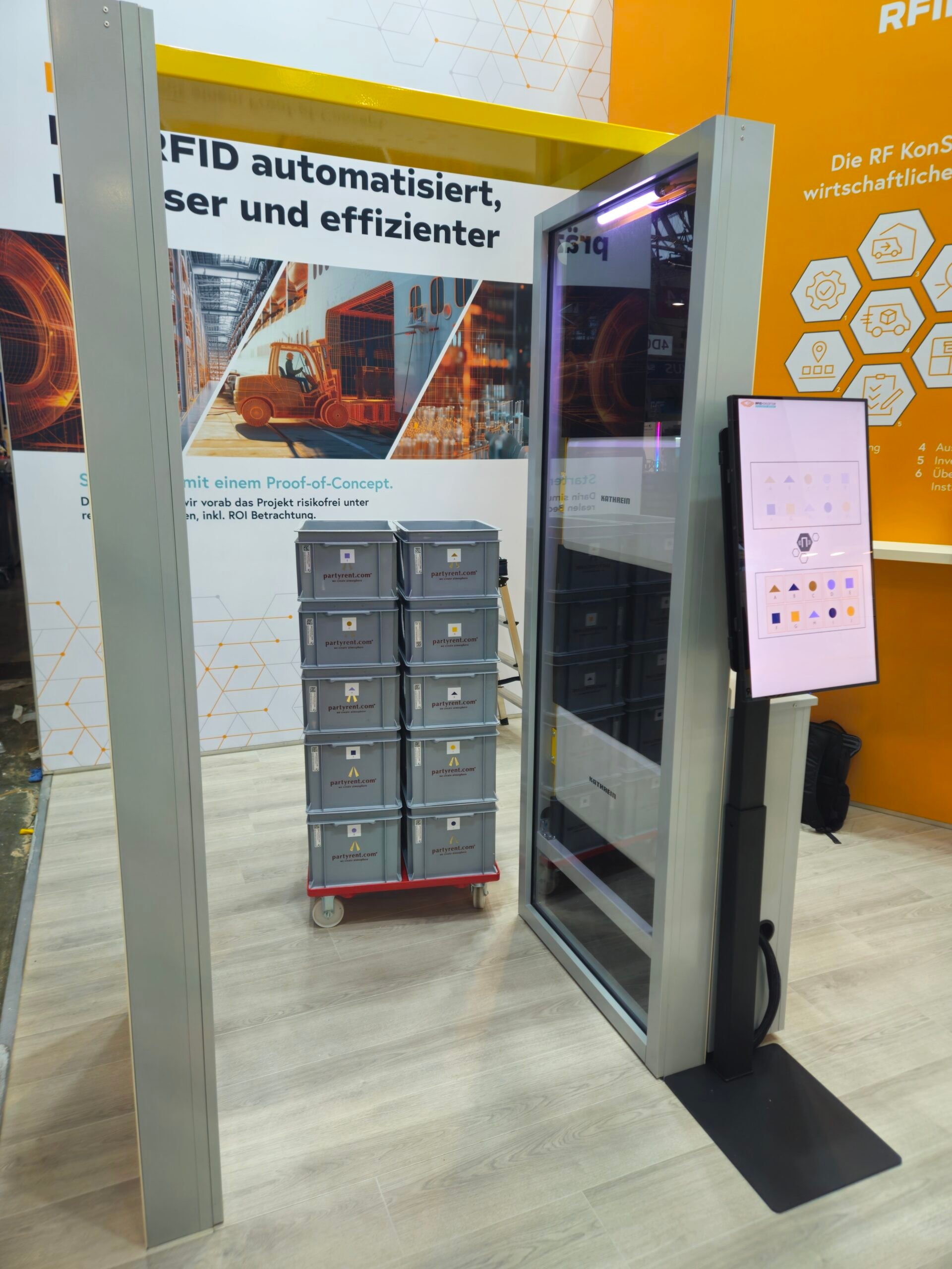 Ladungsträger mit RFID gekennzeichneter Ware stehen hinter dem RFID Gate auf der LogiMAT