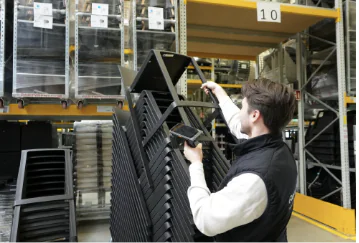 RFID Scan mit Handheld Rent.Group Mitarbeiter scannt Stühle mit RFID Handscanner RFID Konsortium